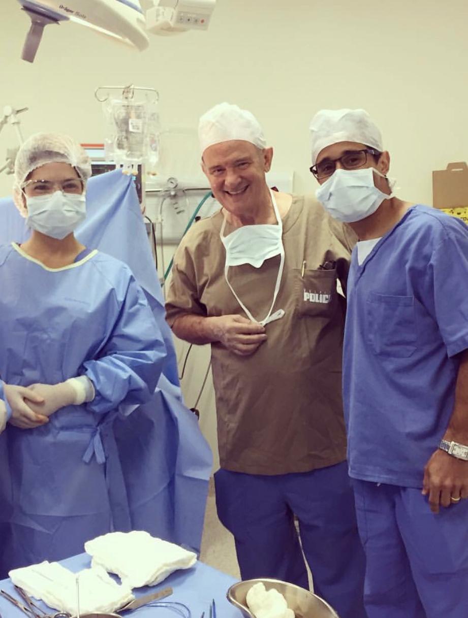 Dr. Destro, fundador da Clínica Destro, em centro cirúrgico